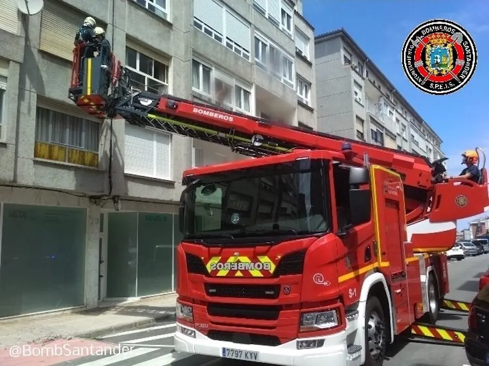 Los bomberos retiran de una fachada cascotes con riesgo de ca&iacute;da. / E. PRESS - ARCHIVO