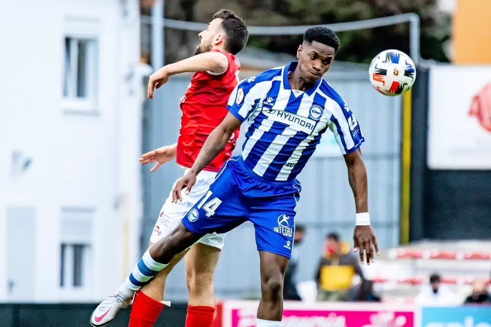 Lucha por el bal&oacute;n entre un jugador del Laredo y otro del Alav&eacute;s B. / CD ALAV&Eacute;S