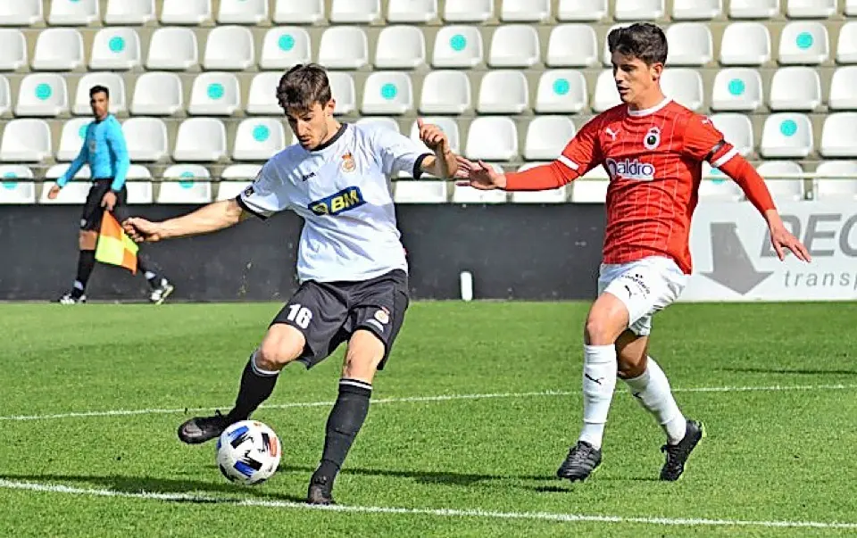 Riki, presionando a Quique Rivero. / rrc