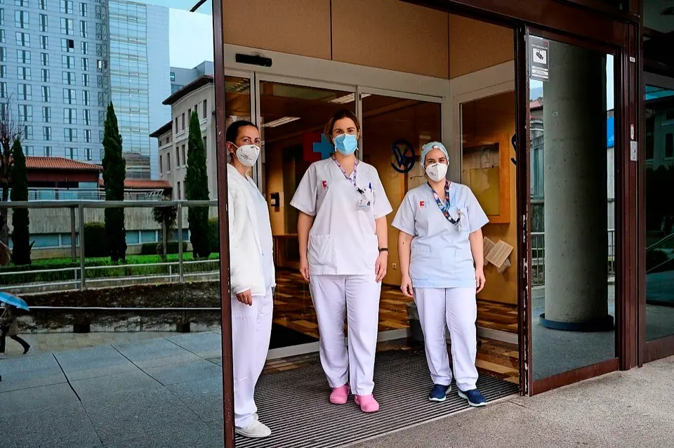 Marina Gonz&aacute;lez, enfermera, junto a sus compa&ntilde;eras, la m&eacute;dico Ana Garc&iacute;a Miguelezy la auxiliar Guadalupe Vizcaya. / pedro puente hoyos