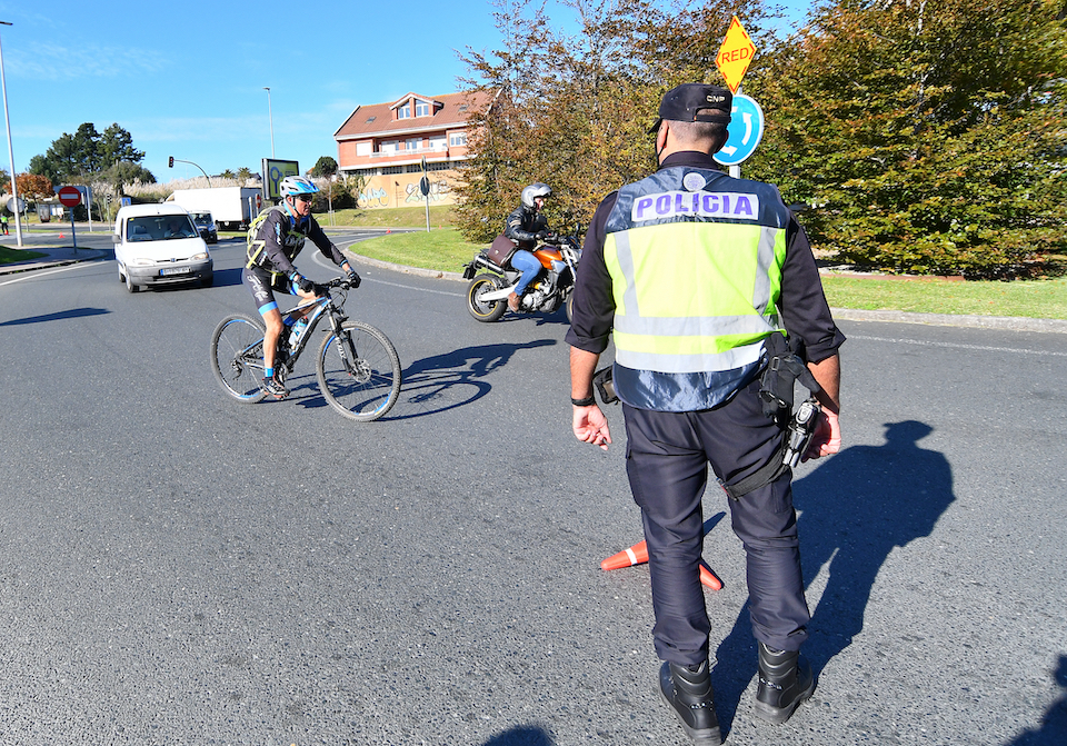 Un polic&iacute;a durante el control perimetral en Santander durante el cierre de municipios que se produjo por la pandemia. / Hardy