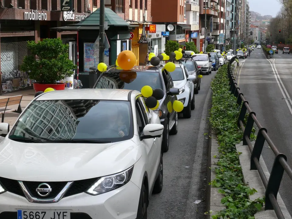 Caravana de veh&iacute;culos en Santander en protesta por la alta interinidad del empleo en las Administraciones P&uacute;blicas