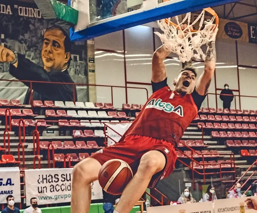 Un jugador del A. Cantabria machaca el aro rival. / Hugo G&oacute;mez