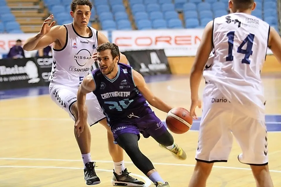 El jugador del Cantbasket Jon Pe&ntilde;a en una acci&oacute;n del encuentro. / pablo lanza