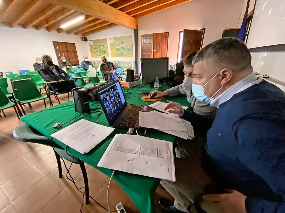 Luis A. Ag&uuml;eros y Santi Guardo dirigieron la Asamblea desde el Aula Madera de Ser. / hardy