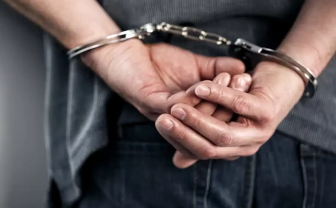 detenido esposas menor
