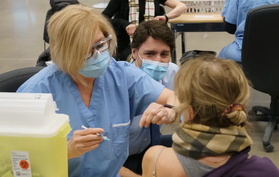 Una sanitaria canadiense aplica una vacuna. / E. PRESS