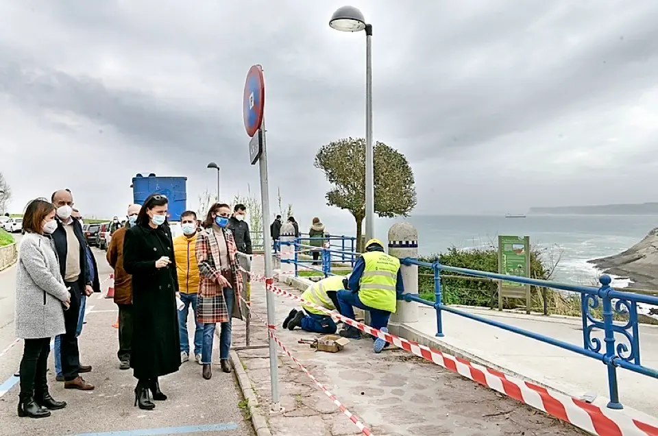 Autoridades y vecinos visitando las obras. / ALERTA