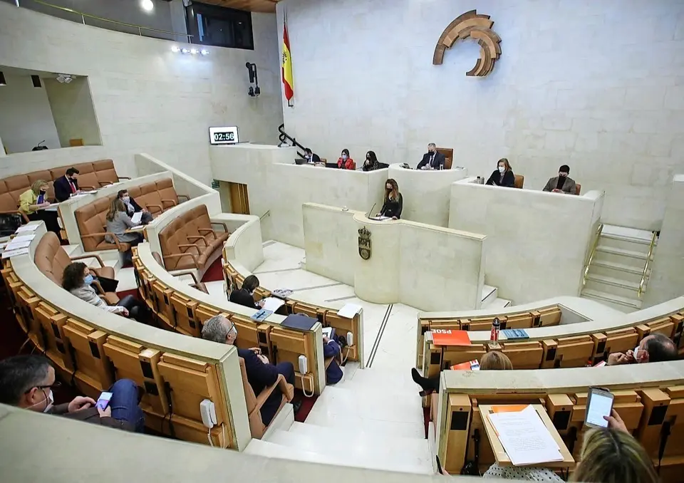 Imagen del Pleno celebrado ayer en el Parlamento regional. / Hardy