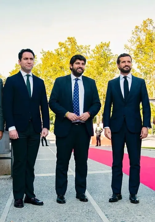 El secretario general del PP,  Teodoro Garc&iacute;a Egea, el presidente de Murcia, Fernando L&oacute;pez Miras, y el presidente del PP, Pablo Casado.