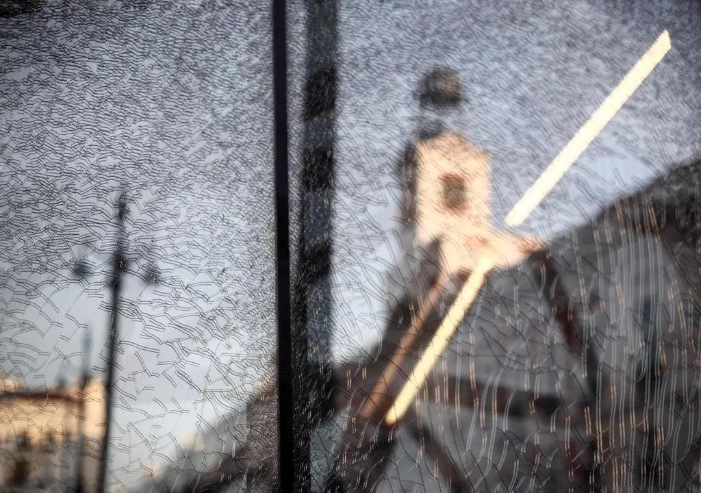 Cristalera rota de la boca de metro de la Puerta del Sol tras una noche de protestas.