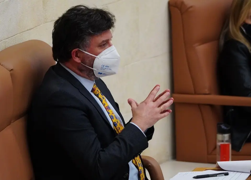 El diputado de Vox, Crist&oacute;bal Palacio durante una sesi&oacute;n parlamentaria. / HARDY