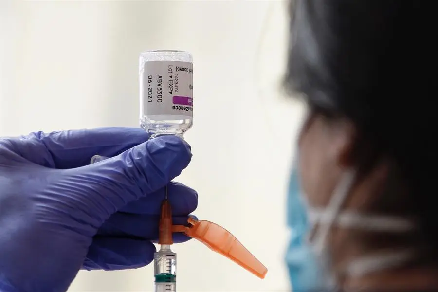 Una sanitaria prepara una dosis de la vacuna de AstraZeneca. EFE/ Nacho Gallego/Archivo