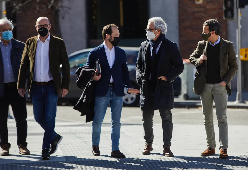 El coordinador auton&oacute;mico de Ciudadanos (Cs) en Cantabria, F&eacute;lix &Aacute;lvarez; el coordinador auton&oacute;mico de Cs La Rioja, Pablo Baena; el coordinador de Ciudadanos en Navarra, Carlos P&eacute;rez Nievas, y el coordinador de Cs en Asturias, Nacho Cuesta, llegan a la sede de Ciudadanos. / JES&Uacute;S HELL&Iacute;N