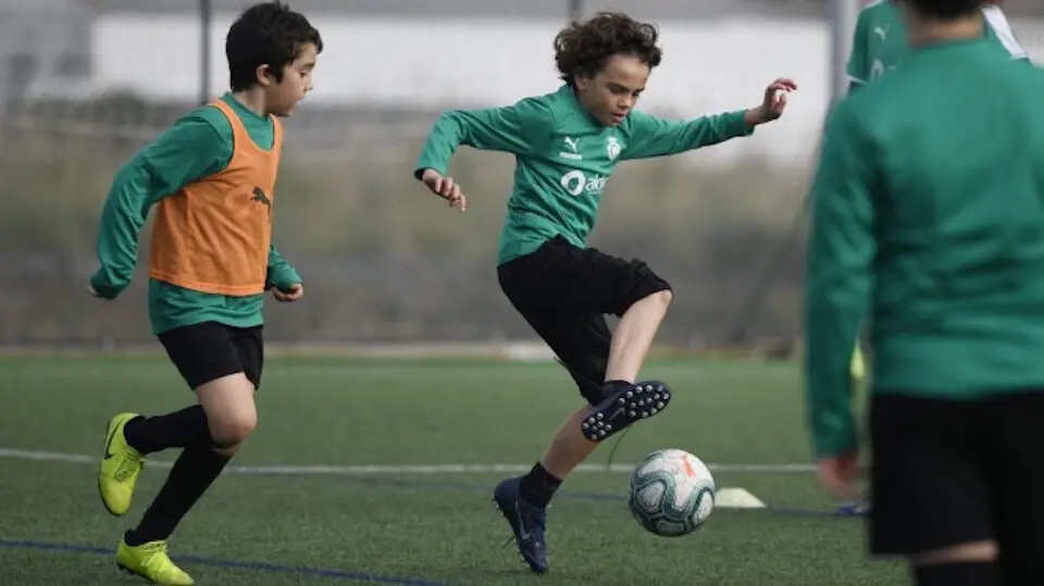 Varios ni&ntilde;os juegan al f&uacute;tbol. / Real Racing Club