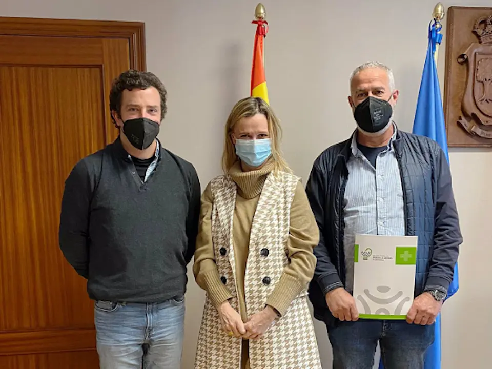 El alcalde de Hazas de Cesto, Jos&eacute; Mar&iacute;a Ruiz G&oacute;mez, la presidenta del COF, Rita de la Plaza, y un representante de la farmacia de Beranga durante una reuni&oacute;n informativa. / E. PRESS