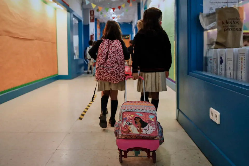 Ni&ntilde;os en el hall de un colegio. / Jes&uacute;s Hell&iacute;n