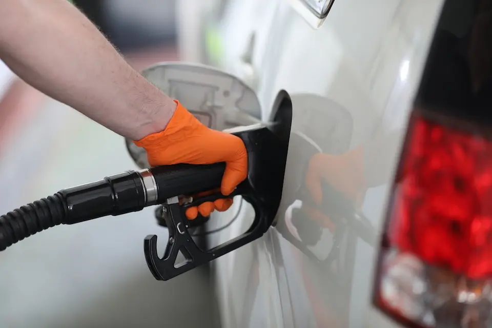 Un hombre echa gasolina a su coche. / E. PRESS
