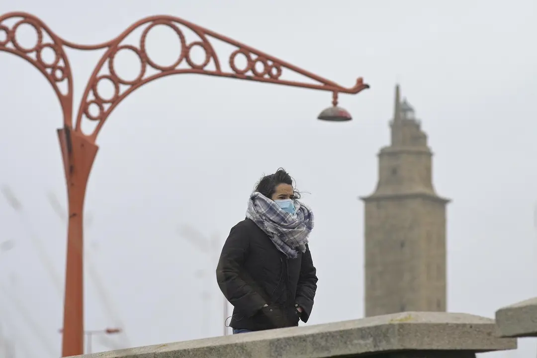 A Coru&ntilde;a
Efectos de la borrasca Justine, convertida en ciclog&eacute;nesis explosiva a su paso por A Coru&ntilde;a.
Playas y zonas conriesgo cortadas al paso.
Una persona camina protegida por el fr&iacute;o por el paseo mar&iacute;timo
31/01/2021
Foto: M. Dylan / Europa Press