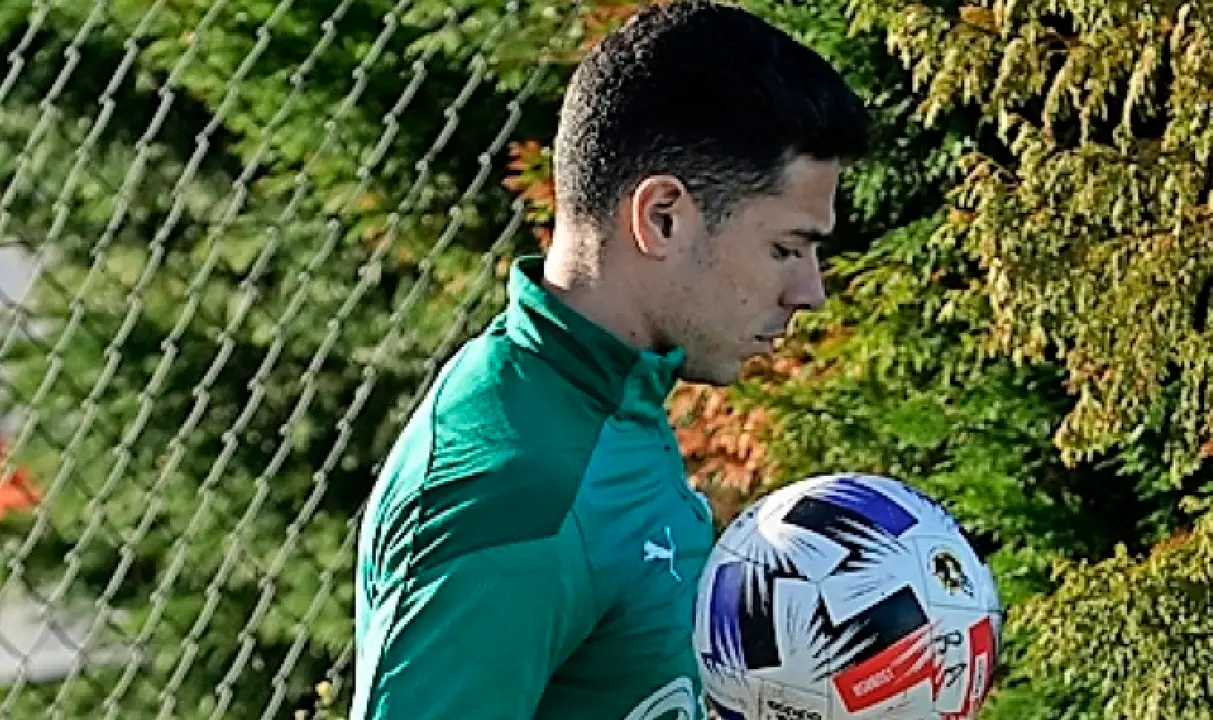 Bustos se dej&oacute; ver en el entrenamiento de ayer pero s&oacute;lo para seguir el mismo desde el banquillo. / hardy