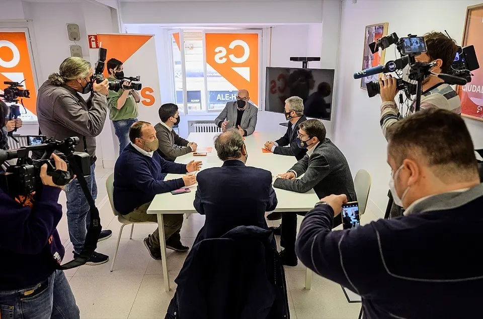 Un instante de la reuni&oacute;n de ayer en la sede de Cs en Santander. / pedro puente Hoyos