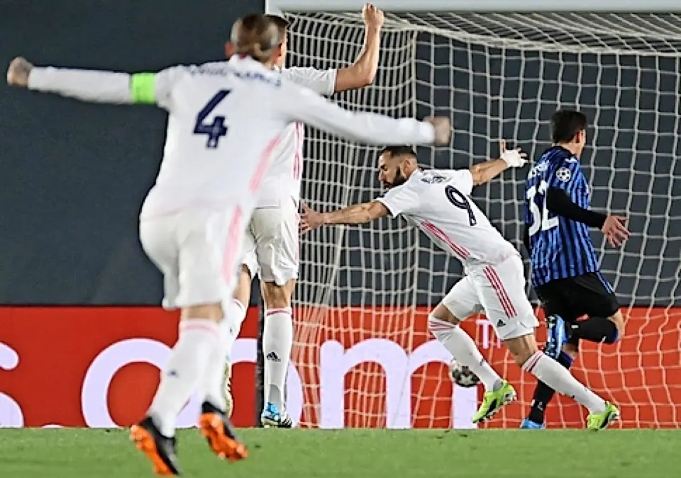 Los jugadores del Real Madrid corren a celebrar con Karim Benzema el primer gol del franc&eacute;s. / EFE