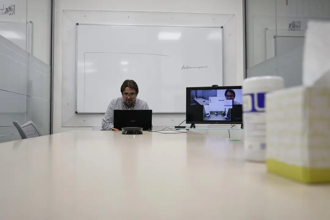 Archivo - Un profesor da una clase de forma telem&aacute;tica en la Academia de Ingl&eacute;s American Language Academy, en Madrid