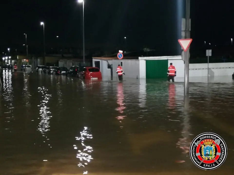 Inundaciones en el barrio Santiago el Mayor, junto a la r&iacute;a de Raos. / E. PRESS