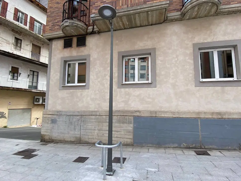 Renovaci&oacute;n de luminarias en la calle Rep&uacute;blica Argentina. / E. PRESS