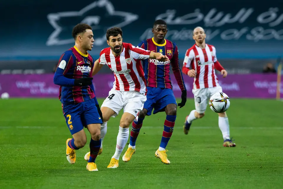 'Cul&eacute;s' y 'leones' durante el encuentro de la Supercopa de Espa&ntilde;a de 2021. / E. PRESS