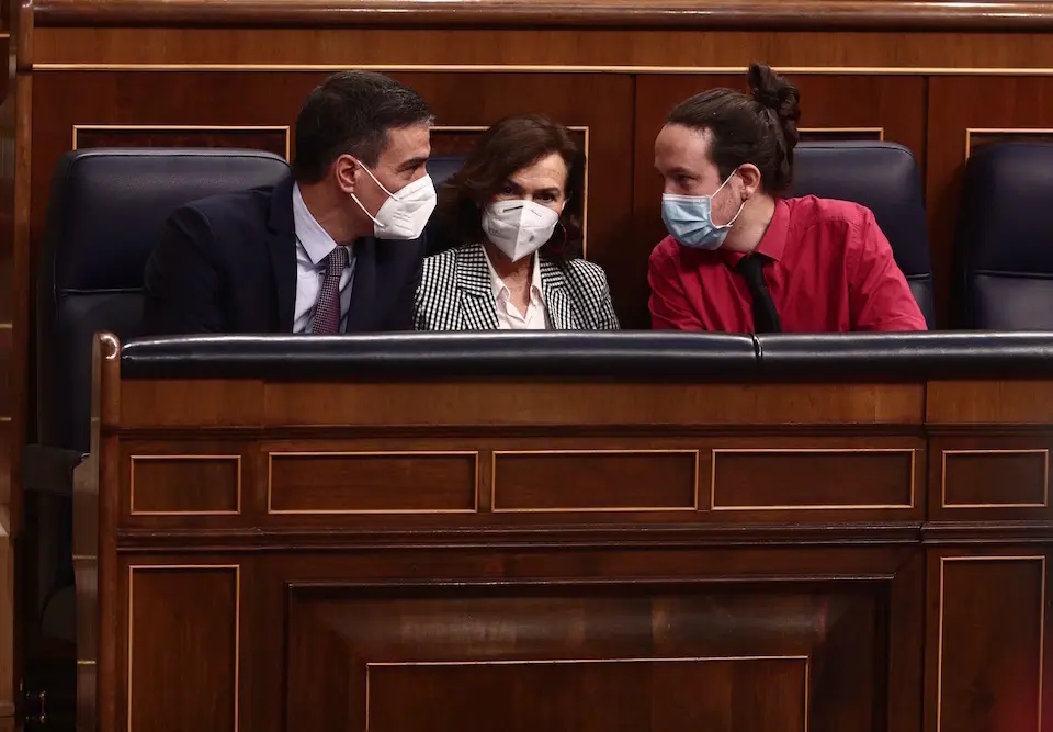 El presidente del Gobierno, Pedro S&aacute;nchez; la vicepresidenta primera, Carmen Calvo; y el vicepresidente segundo del Gobierno, Pablo Iglesias. / EDUARDO PARRA