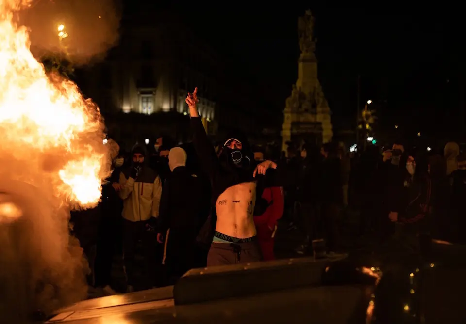 Barricadas en la manifestaci&oacute;n de Barcelona en apoyo al rapero Pablo Has&eacute;l. / David Zorrakino