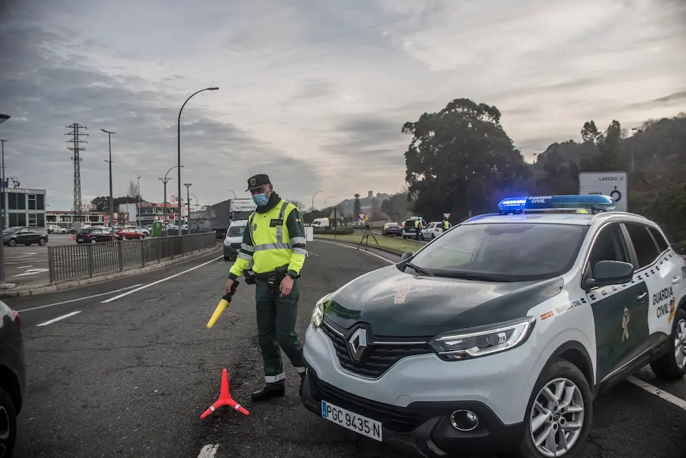 Un agente de la Guardia Civil durante el cierre perimetral de Laredo durante su confinamiento. / REGUERA