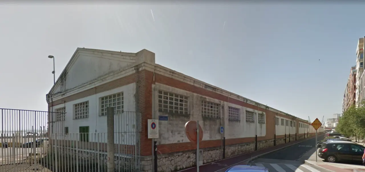 Las naves portuarias de la ca- lle Antonio L&oacute;pez. / ALERTA