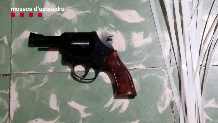Arma incautada a los detenidos.