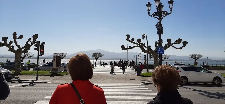Varias personas en el Paseo Pereda de Santander. / S.D&iacute;az