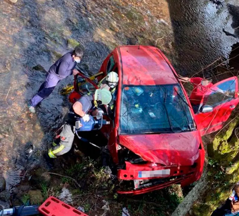 Accidente de coche ca&iacute;do a un arroyo en Villafufre - 112