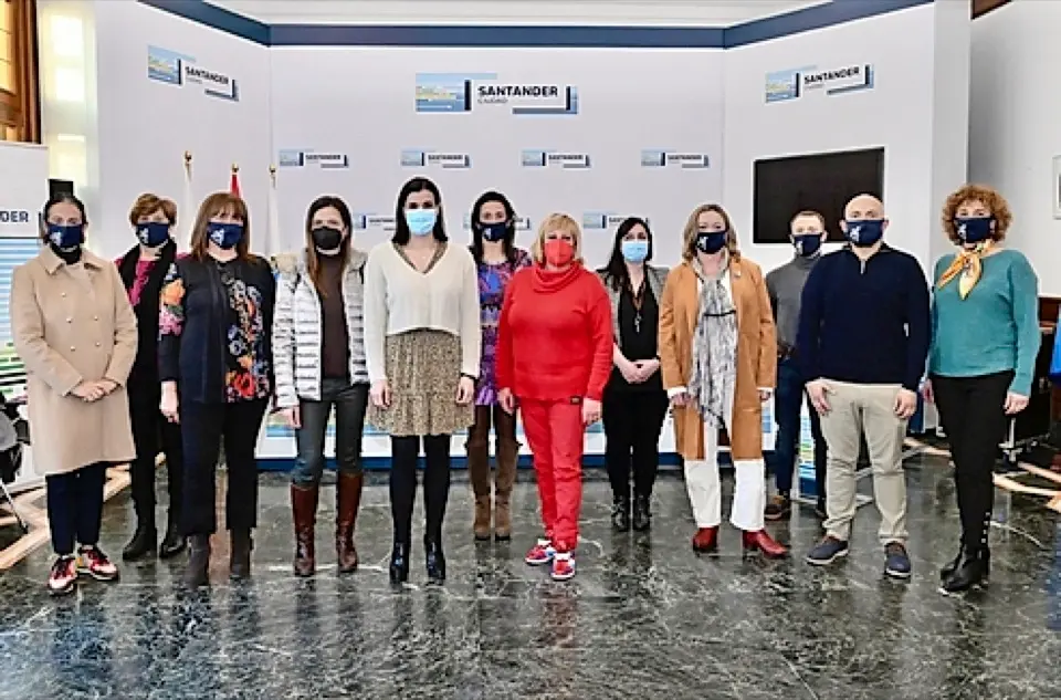 Gema Igual y Noem&iacute; M&eacute;ndez con la presidenta del Colegio de Enfermer&iacute;a y su junta directiva. / alerta