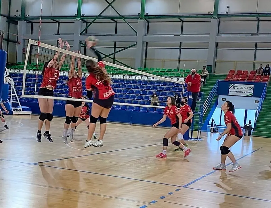 Un momento del encuentro del Voley Laredo femenino. / Alerta