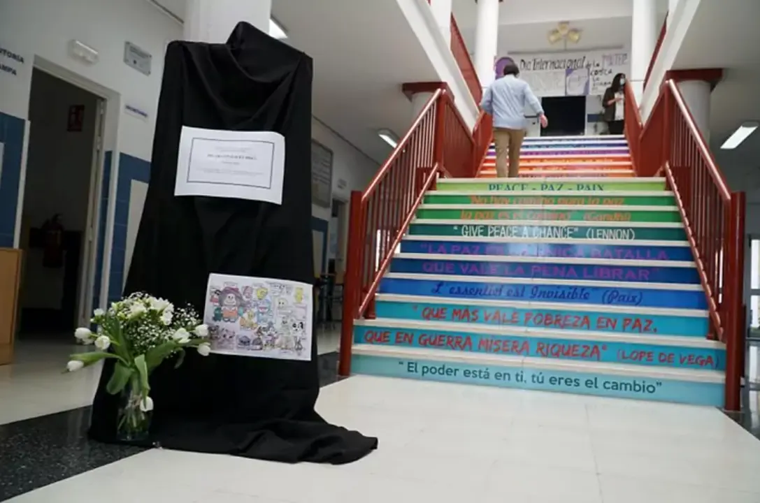 Los alumnos del IES Guadalp&iacute;n de Marbella rinden homenaje a su profesora. ANTONIO PAZ EFE