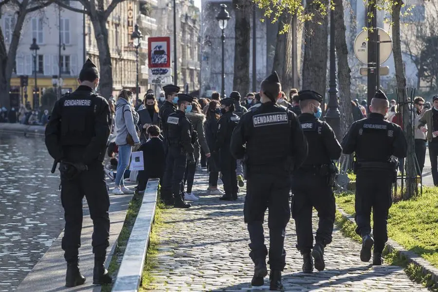 Fecha:
17/03/2021 09:08 (UTC)
Cr&eacute;dito:
EFE
Fuente:
EFE/EPA
Autor:
CHRISTOPHE PETIT TESSON
Tem&aacute;tica:
Sanidad y salud &raquo; Epidemias y plagas
Sanidad y salud &raquo; Medicina preventiva &raquo; Vacunas
Paris EFE/EPA/CHRISTOPHE PETIT TESSON