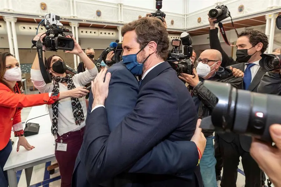 El presidente del Partido Popular Pablo Casado (d), abraza al presidente de la Comunidad de Murcia Fernado L&oacute;pes Miras (i), este jueves tras la segunda sesi&oacute;n del pleno de moci&oacute;n de censura presentado por PSOE y Cs que no ha prosperado. EFE/Marcial Guill&eacute;n