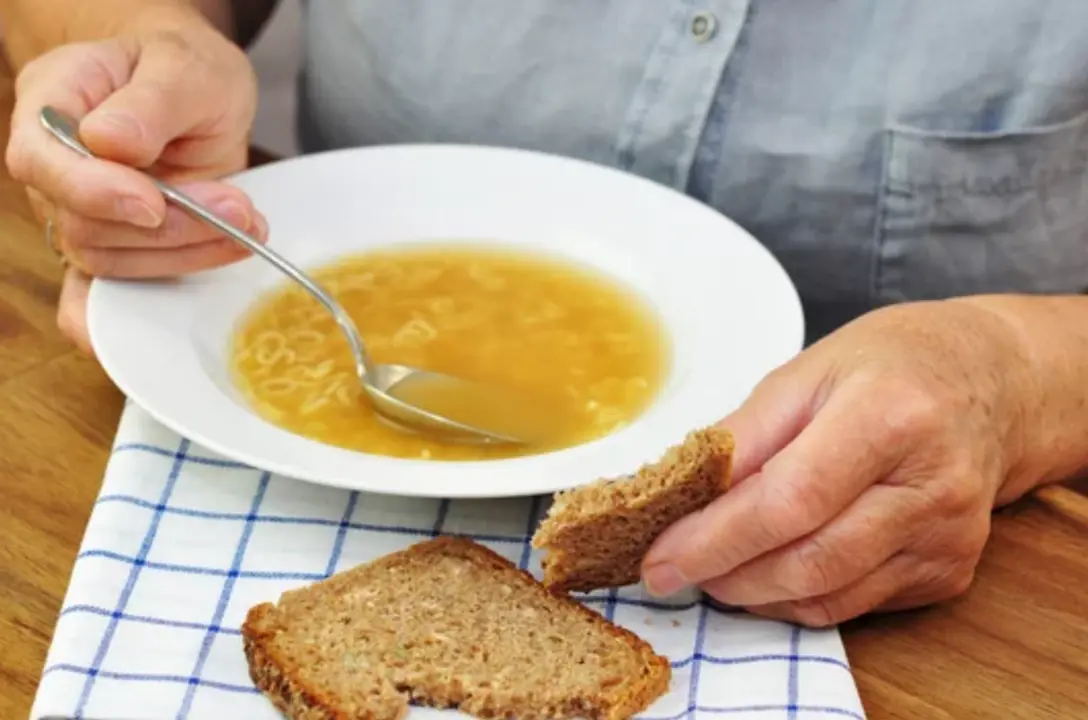 Una mujer toma una sopa de sobre en una fotograf&iacute;a de archivo.
