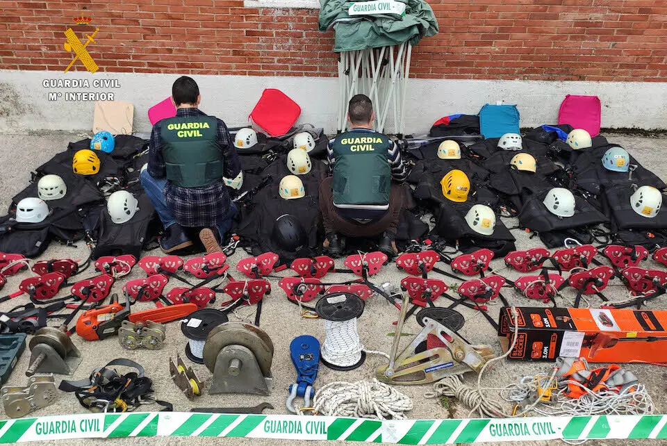 Los Guradias Civiles contabilizan el material incautado al presunto ladr&oacute;n. / OPC