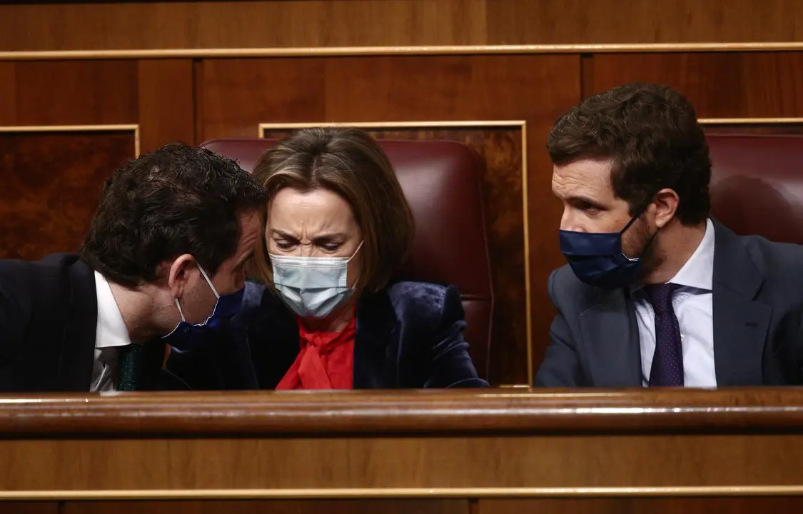 (I-D) El secretario general del Partido Popular, Teodoro Garc&iacute;a Egea; la portavoz del PP en el Congreso de los Diputados, Cuca Gamarra; y el l&iacute;der del PP, Pablo Casado, conversan durante una sesi&oacute;n de control al Gobierno en el Congreso