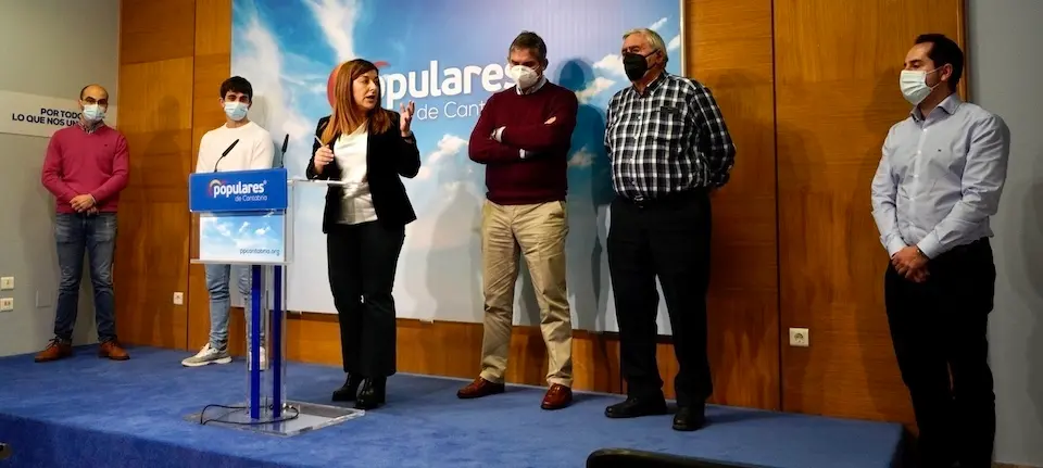La presidenta del PP, M&ordf; Jos&eacute; S&aacute;enz de Buruaga durante la rueda de prensa celebrada hoy. / HARDY