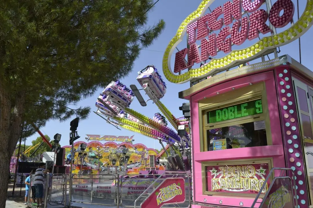 Archivo - Atracci&oacute;n, feria, feriantes, cochecitos, atracciones