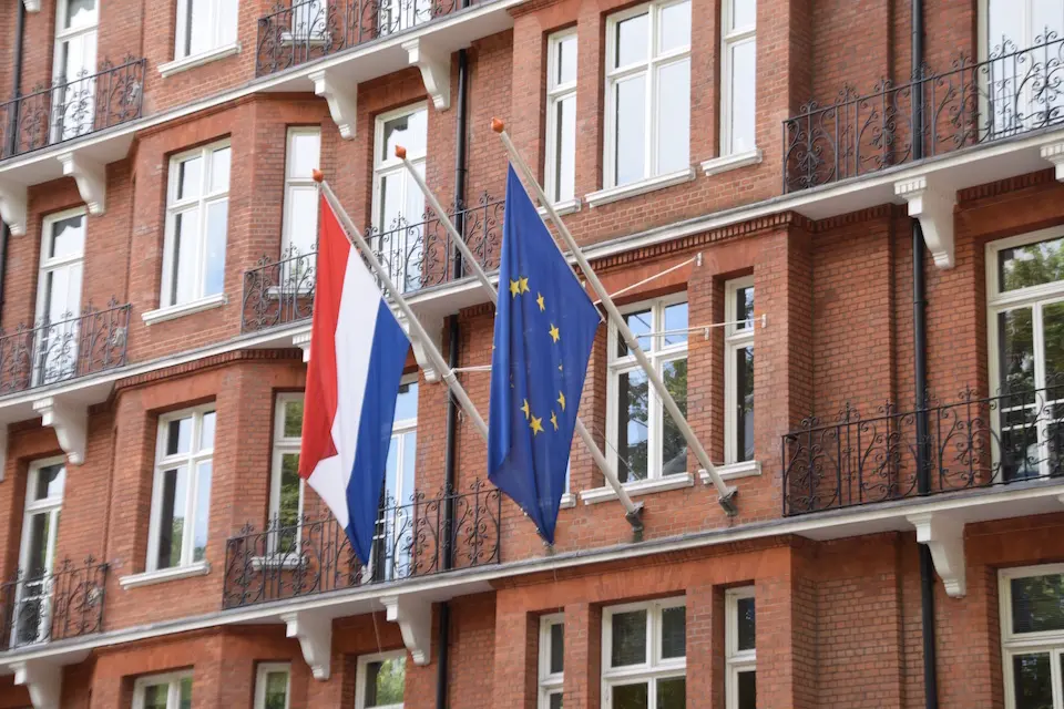 Las banderas de Pa&iacute;ses Bajos y la Uni&oacute;n Europea en un edificio oficial. / E. PRESS