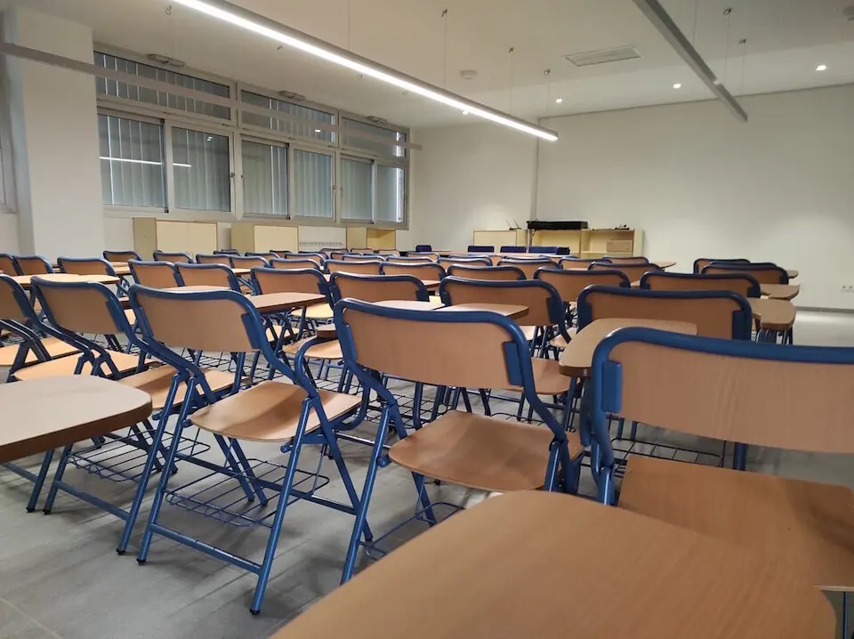 Interior de un aula de un colegio p&uacute;blico. / E. PRESS