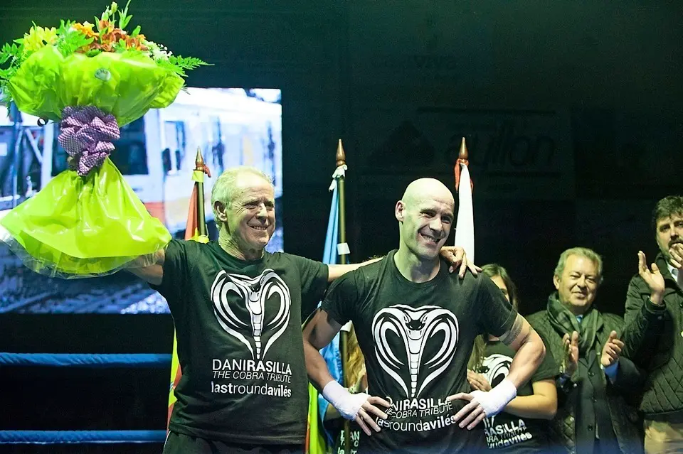 Daniel Rasilla senior, junto a su hijo durante la despedida de &eacute;ste como boxeador. / ALERTA